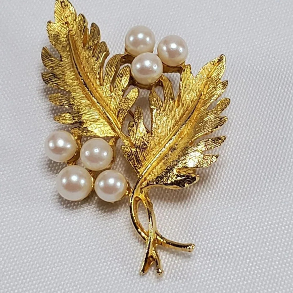 Vintage Dubarry Fifth Ave Brooch Gold Tone Pin Faux Pearl Leaf Signed DBA - Picture 3 of 7